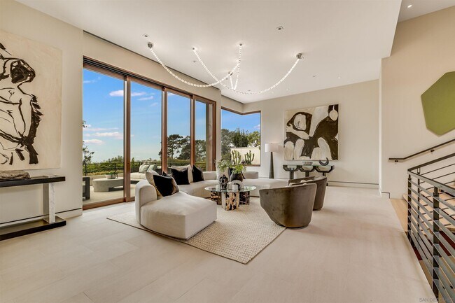 Building Photo - 8070 La Jolla Scenic Dr N