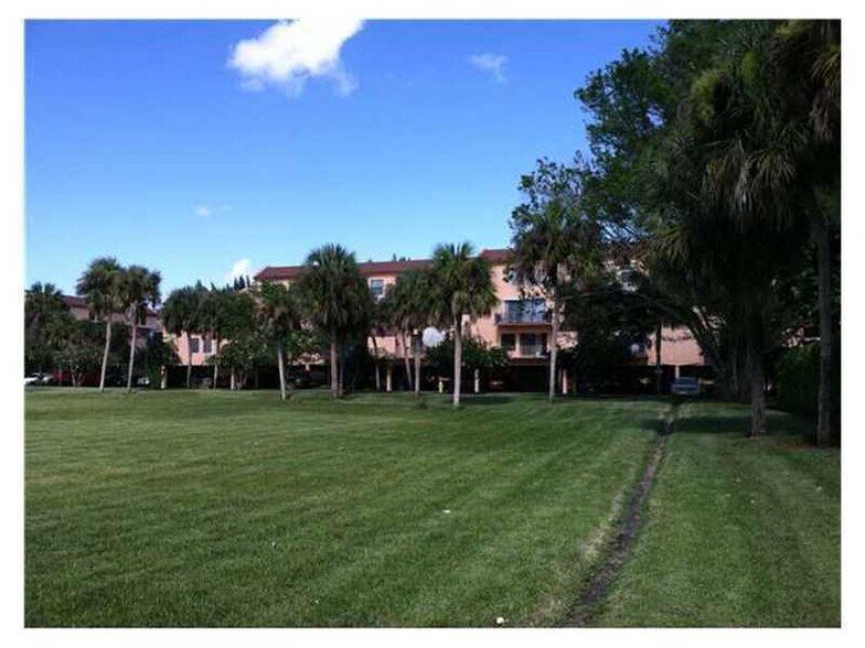 Building Photo - 430 Commodore Dr