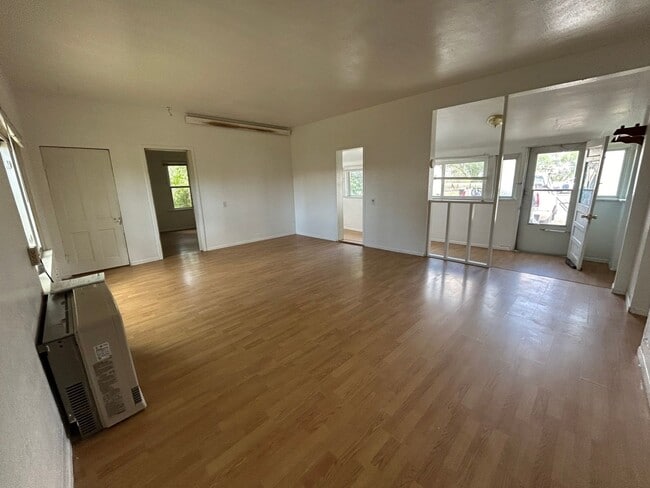 Building Photo - 2 Bed 1 Bath Large House with Fenced Yard and Washer Dryer Hookups