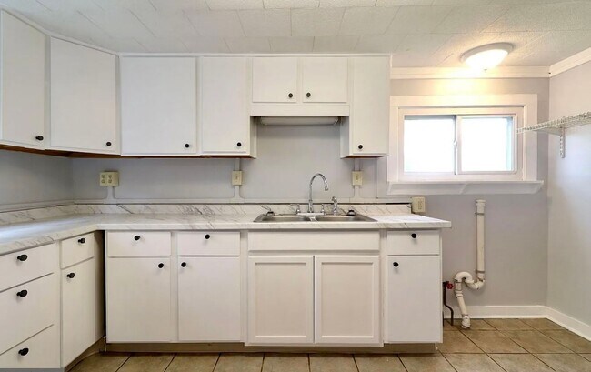 Building Photo - Charming 3-Bedroom Home with Office in How...