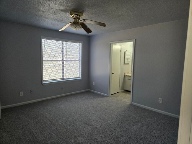 Building Photo - Beautiful Townhome Ready for Immediate Move In