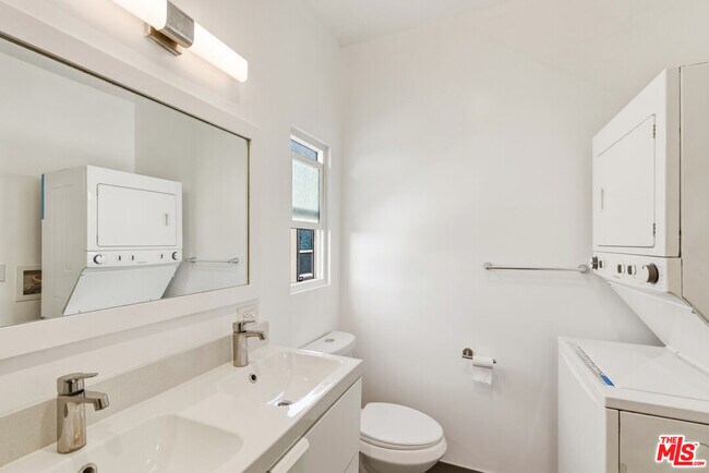 Building Photo - 3429 Edgehill Dr