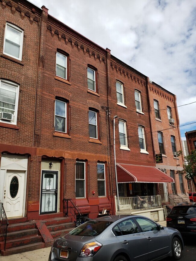 Building Photo - Newly Renovated Temple Student Housing