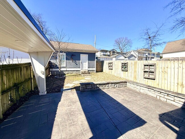 Building Photo - WALK TO 8TH AVE AND 12 SOUTH!  Beautiful 3/2.5 home with garage on 10th Ave S