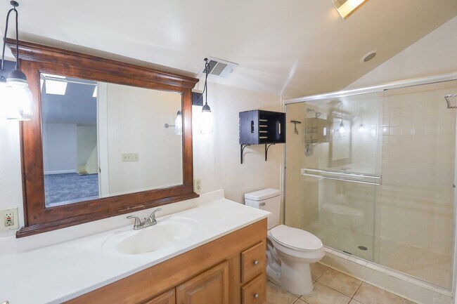 Building Photo - Updated Move In Ready 3-Bedroom Home, Grea...