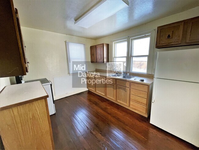 Building Photo - 1020 E 1st- 2 bedroom house with garage