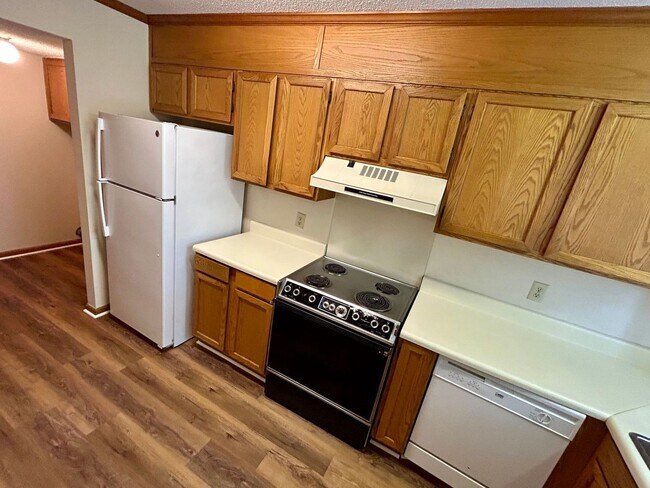 Building Photo - Conveniently Located Townhouse!