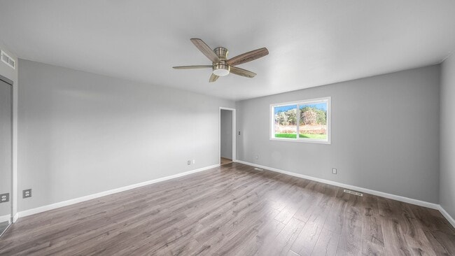 Building Photo - 2 Bed 2.5 Bath - Mowing Included - Pet Friendly - NAS Whidbey