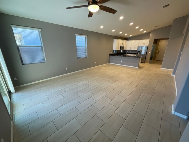 Building Photo - Vail School District hard to find 5 bedroo...