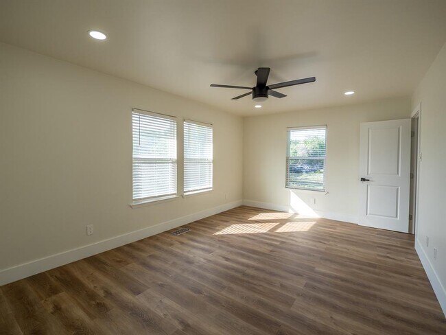 Building Photo - 210 Mockingbird Ln W