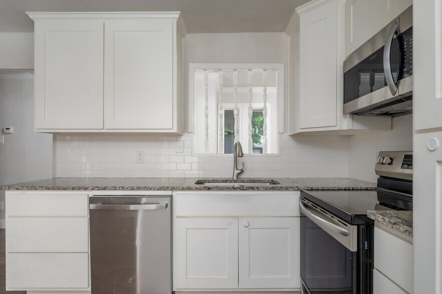 Building Photo - 3042 S 28th St