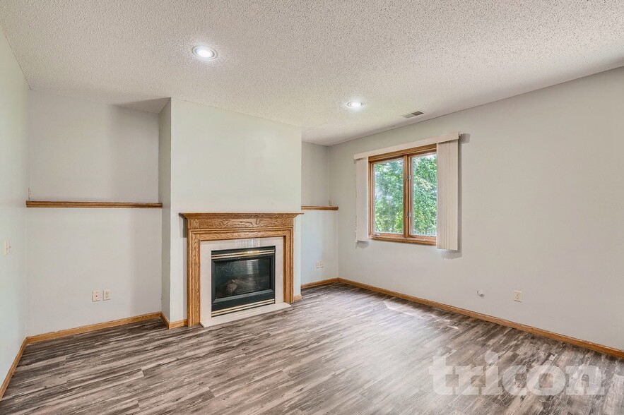 Building Photo - 5077 Credit River Dr