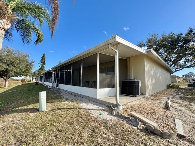Building Photo - Winter Ridge - End Unit & Canal Front