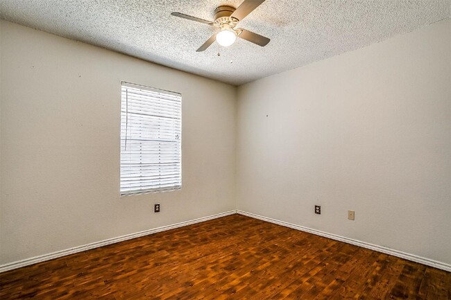 Building Photo - Modern 3 Bed, 2 Bath Multiplex - A Must-See!