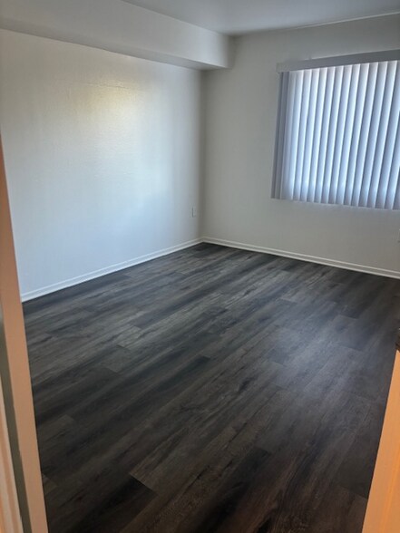 Building Photo - 13915 Oxnard St