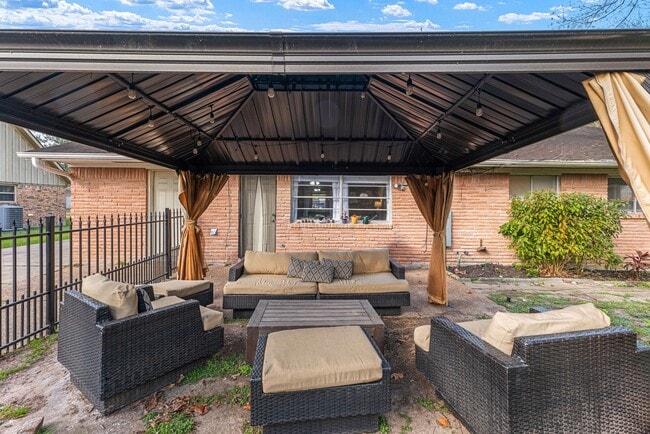 Building Photo - 6019 Cartagena St