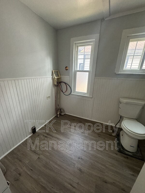 Building Photo - 9 Straub St