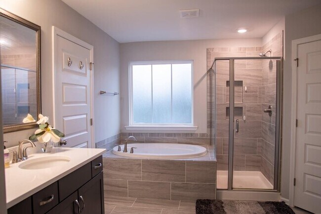 Building Photo - Discover this spacious and well-appointed ...