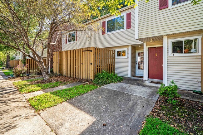 Building Photo - AVAILABLE NOW!! 2 Bedroom 2.5 Bathroom Townhome - Furnished!