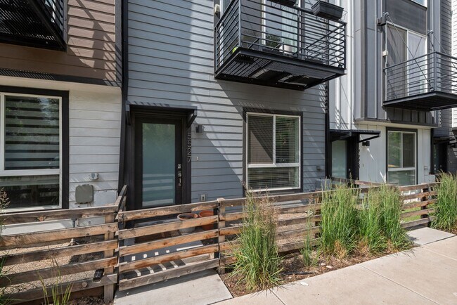 Building Photo - Modern Townhome Living in Lakewood – $2,65...