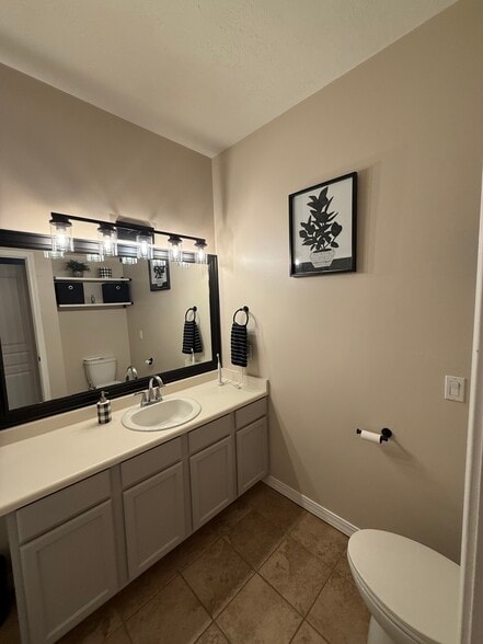 Building Photo - 998 Shetland Ln