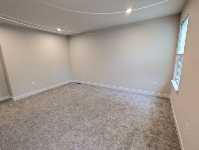Building Photo - New Build (never lived in) townhouse avail...