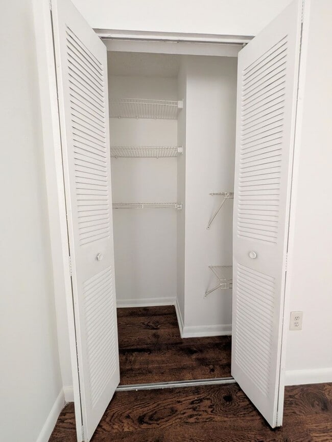 Building Photo - Spacious 2BR/2BA Residence – Great Kendall Location