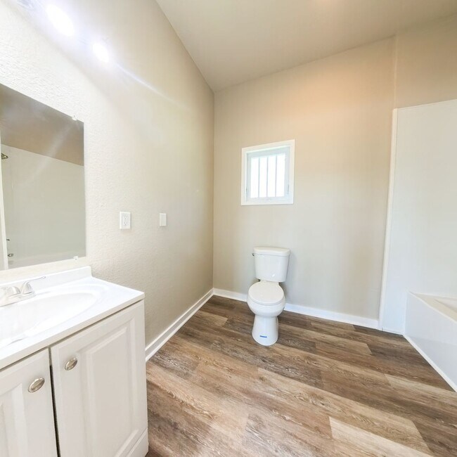 Building Photo - Newly updated 2 bedroom 1 bathroom