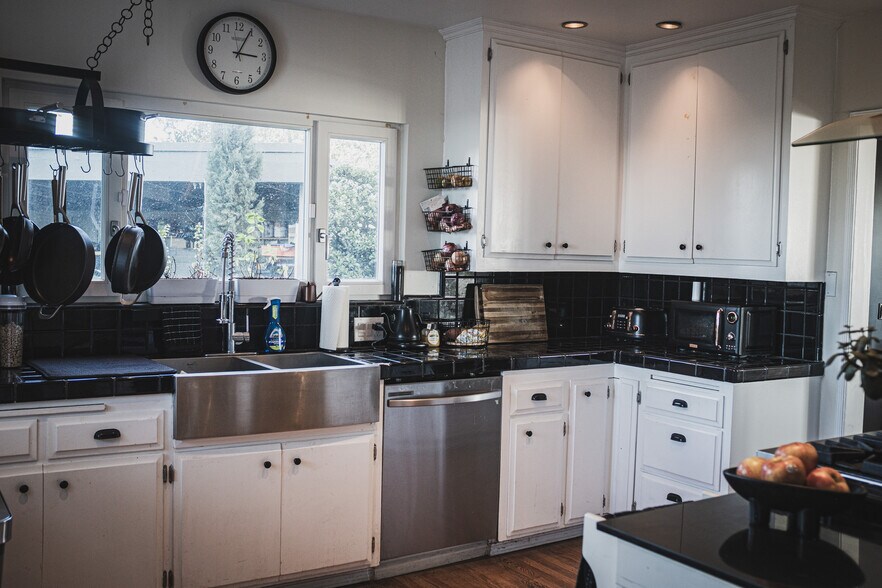 Building Photo - 2050 Cyprean Dr