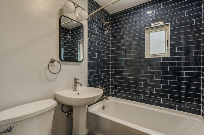 Building Photo - 501 El Paraiso Rd NW