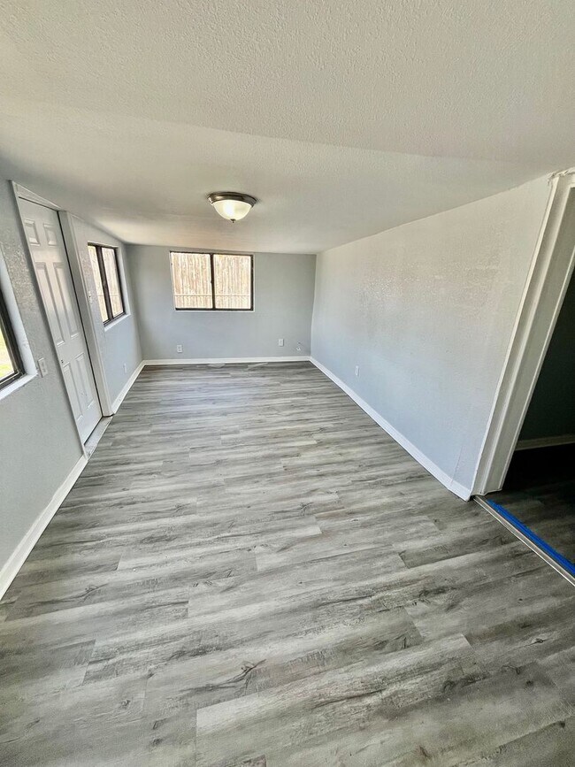 Building Photo - Spacious 6BR/1BA Winter Haven Home! No Application fee!