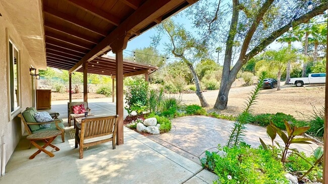 Building Photo - Stunning Fully Detached Casita on Private ...