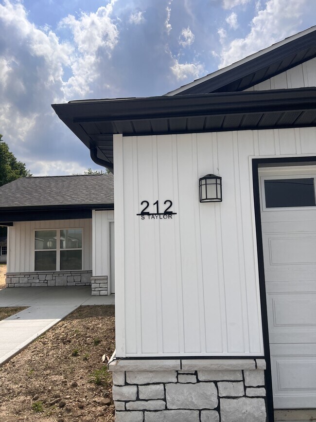 Building Photo - 212 Taylor St