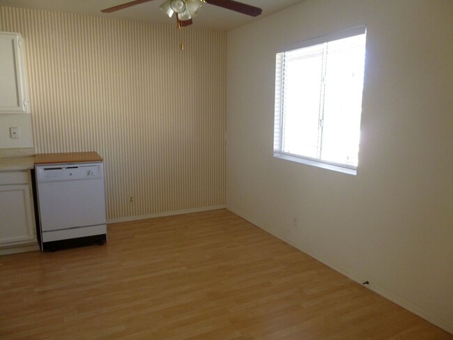 Building Photo - 1 Bedroom With Community Pool and Garage P...