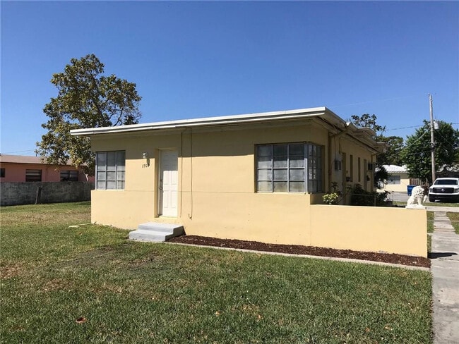 Primary Photo - 1709 Moffett St