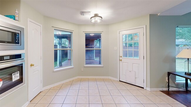 Building Photo - 6014 Knollwood Tr