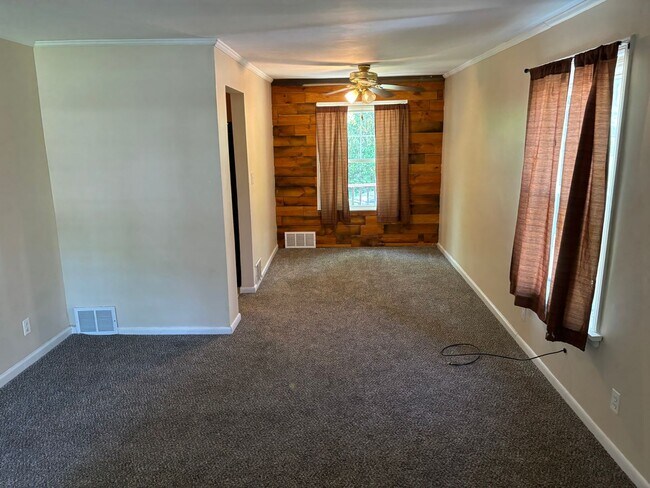 Building Photo - 2 Bedroom 1 bath Great location Euclid ave...