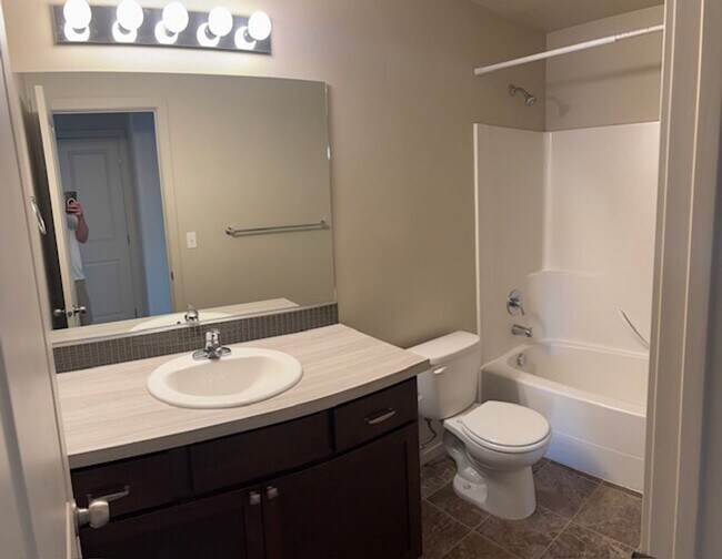 Building Photo - 1613