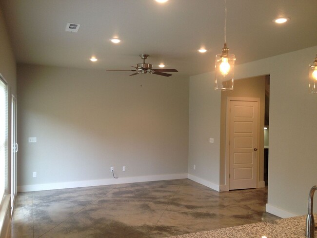 Building Photo - Wildwood 3
