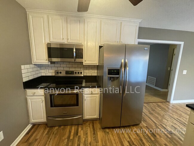 Building Photo - Beautiful 3b Room!Move in ready!