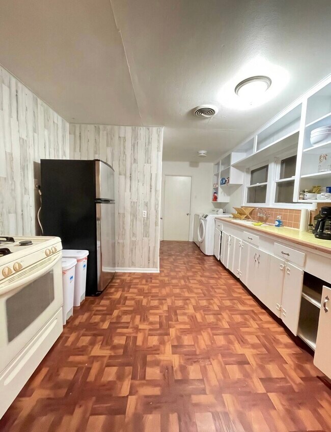 Building Photo - 6208 Walnut Hills Dr