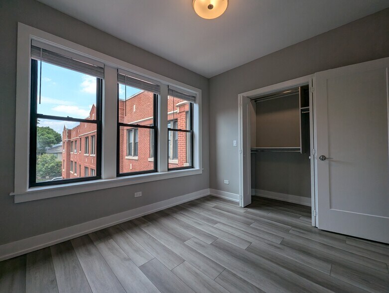 Building Photo - 3935 N Janssen Ave