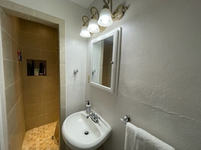 Building Photo - 3BD/2BA Home Located in Colonial Acres
