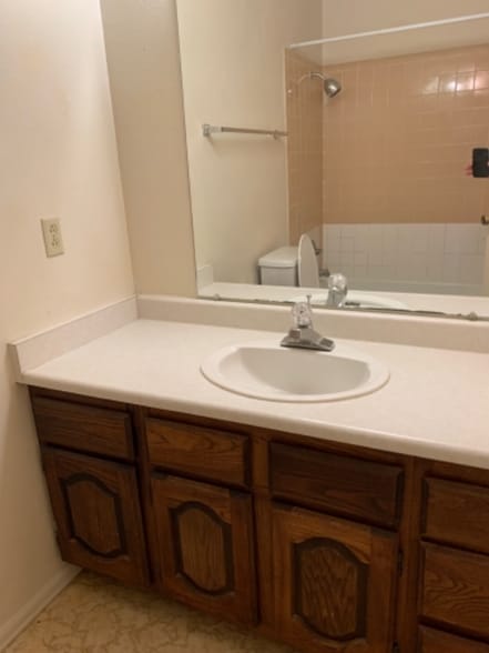 Building Photo - 755 River View Dr