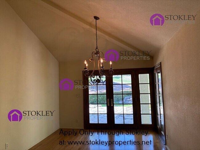 Building Photo - 270 Live Oak Dr