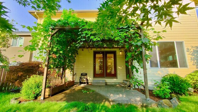 Building Photo - **$1000 OFF FIRST FULL MONTHS RENT**  Gorg...