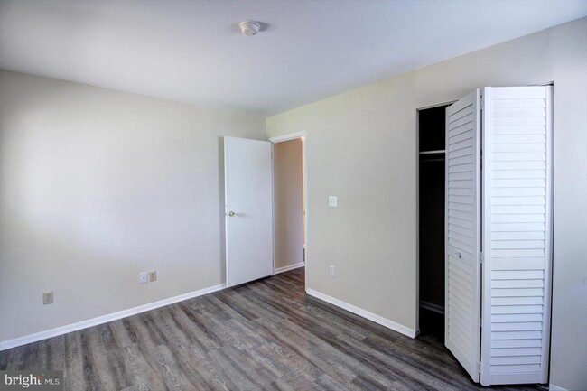 Building Photo - 285 Pinoak Dr