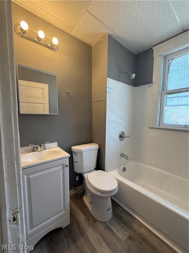 Building Photo - 10527 Earle Ave