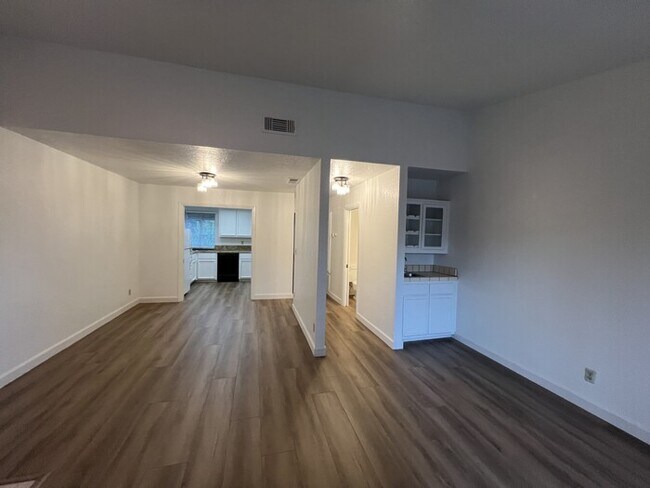 Building Photo - 235 Live Oak Cir