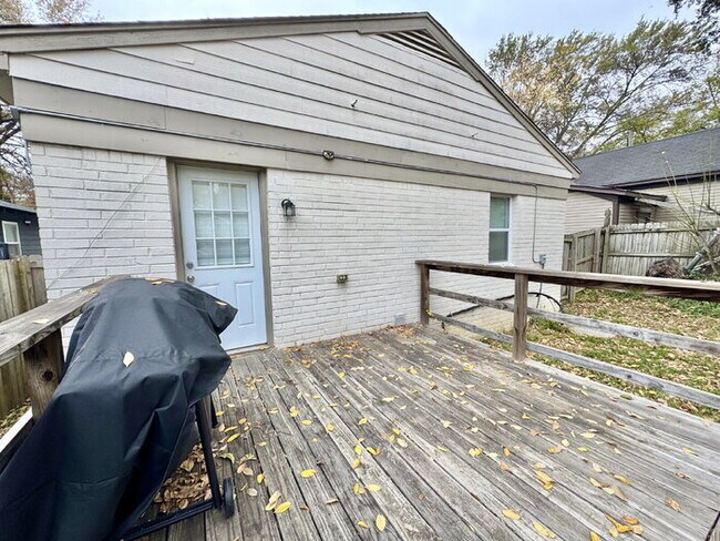 Building Photo - 1046 Tanglewood St